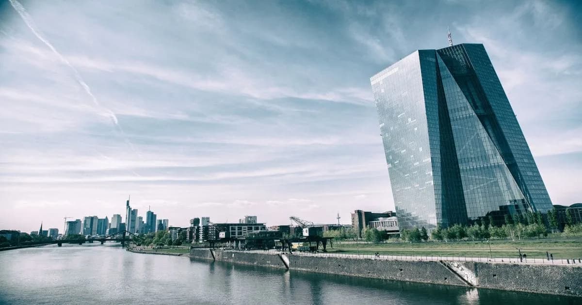 ECB bude ďalej podporovať lacné úverovanie