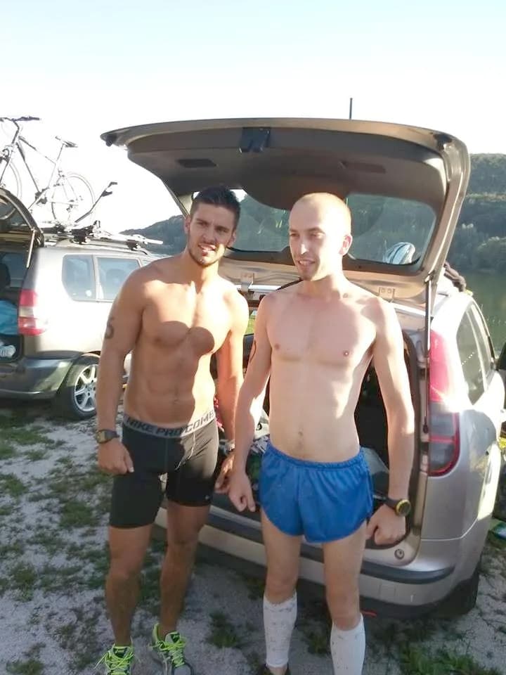 22.08.2014 – foto pred mojím prvým triatlonom s kamošom a trénerom z crossfitu Marošom Kolcunom