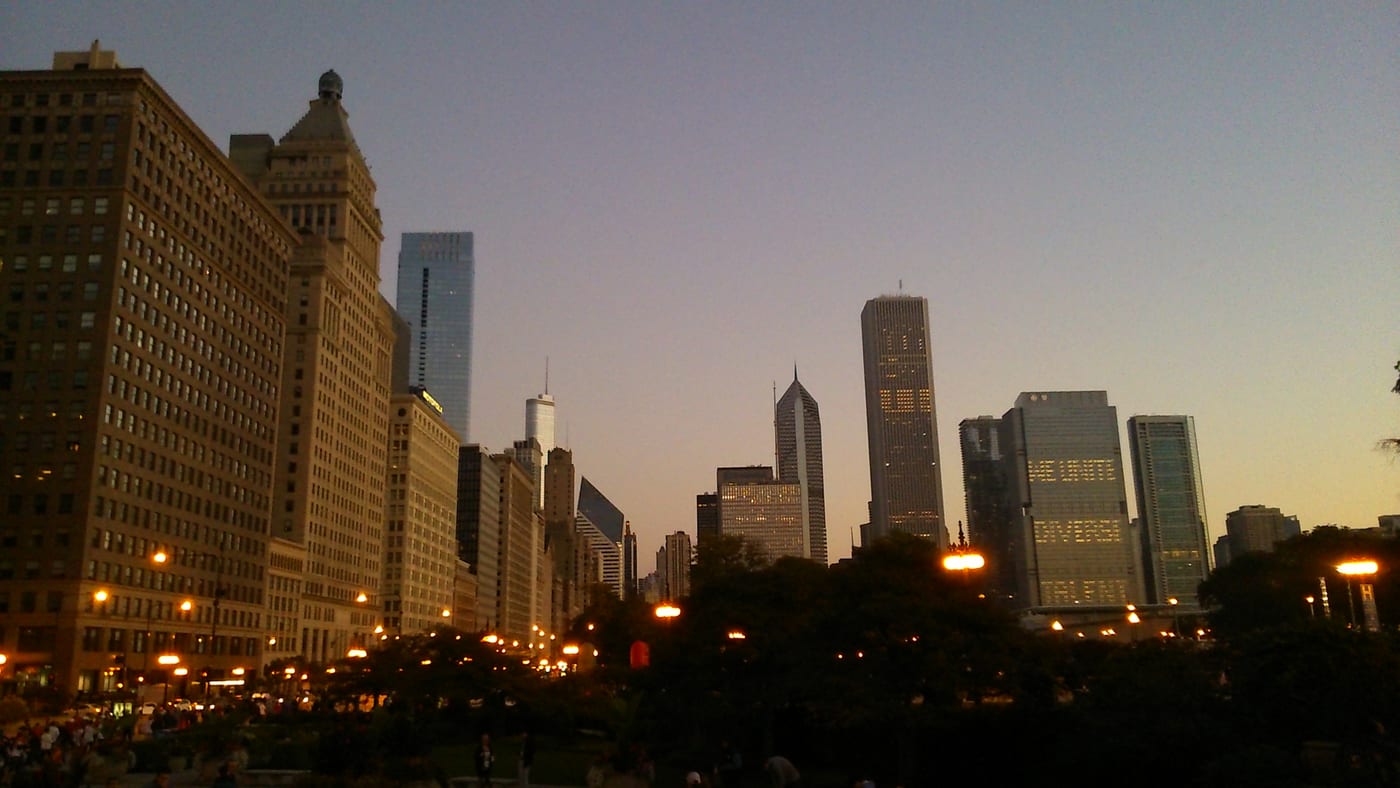 Mesto sa prebúdza, svitá