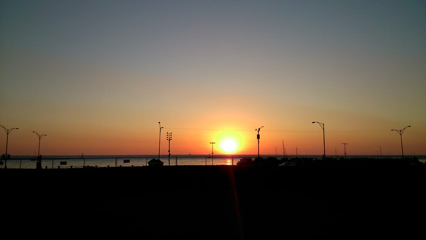 Slnko stúpa nad Jazero Michigan