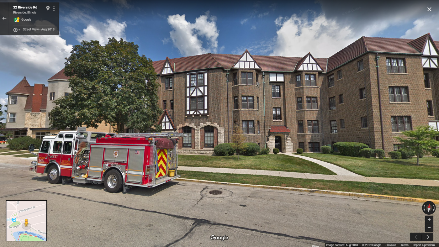 Obytný dom Jima aj s nablýskaným hasičským autom, keďže hasiči mali základňu rovno oproti domu