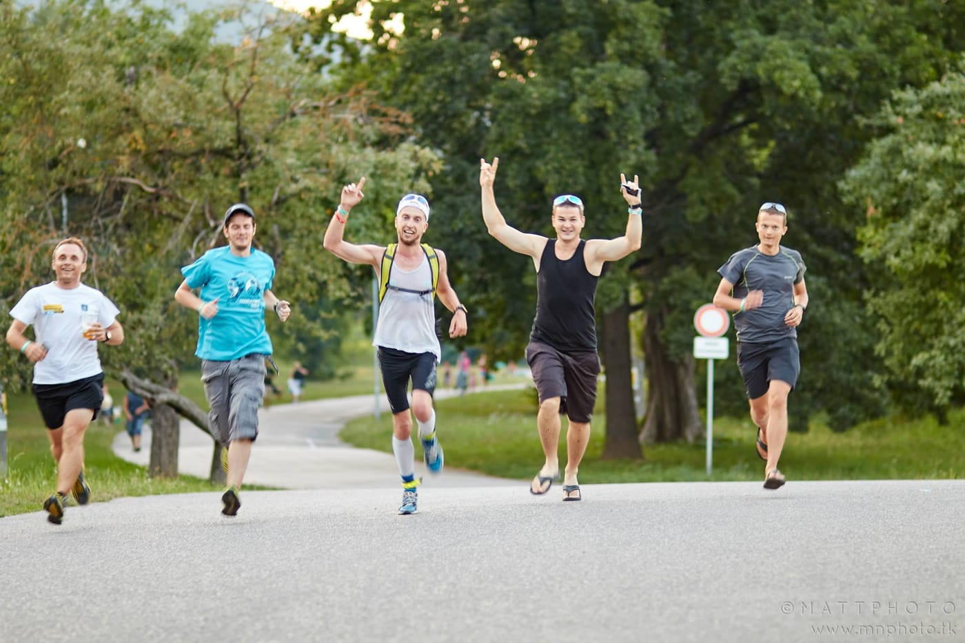 nadšený finiš našej víťaznej štafety na Východniarskej stovke