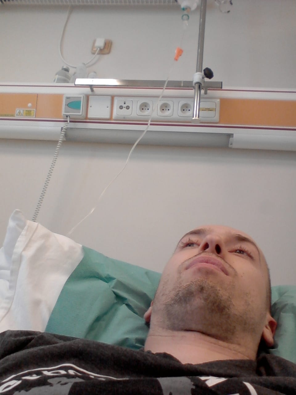 infúzny stojan a Spartan tričko